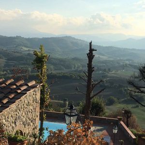 Belle vue de l'arrière pays de la Casole d'Elsa collines et vignobles de Toscane