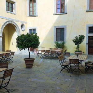 cour intérieur Casole d'Elsa sur les collines et vignobles de Toscane