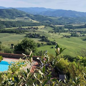 vue la montagne et les collines Côtes des Étrusques