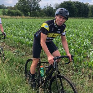 passage à travers les champs de maïs du sundgau en Gravel