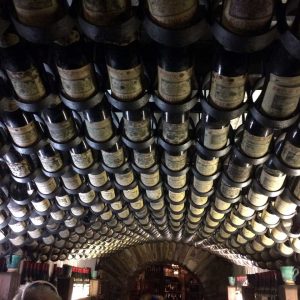 entre mer et montagne en Romagne arrêt dans un bar à vins insolite