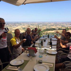 la joie de vivre autour d'un repas et d'un bon verre