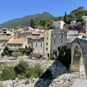 43 m du pont roman à Nyons