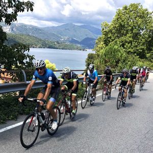 le long des lacs Italiens depuis les côtes montantes